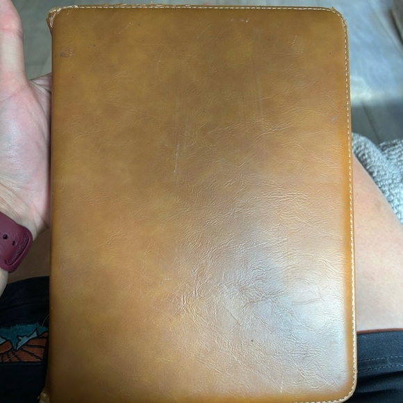 Apple Black iPad Sleek Design Vibrant Display - Picture 3 of 5